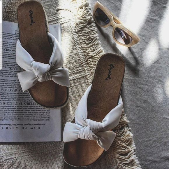 🚨FEW PAIRS LEFT// White platform Sandal - Picture 7 of 8